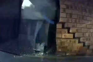 Alkollü şahıs aracıyla eve daldı!