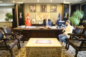 Bursa'da Başkan Aktaş'tan şampiyon kuaföre destek