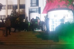 Muhtardan belediye binası önünde traktörlü eylem!