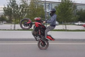 Motosiklet tutkunundan yürekleri ağza getiren hareketler