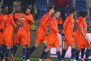 Medipol Başakşehir'i Visca ve Adebayor sırtladı