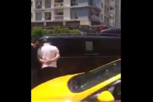 Taksiciler UBER sürücüsünün önünü kesti