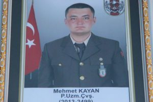 Şehit eşi cenaze törenine gelinliğiyle katıldı