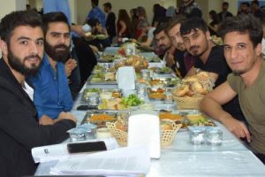 Üniversitede öğrencilere ücretsiz iftar yemeği