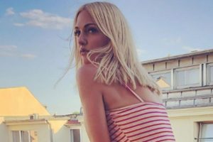 Meryem Uzerli'den dudak dudağa poz