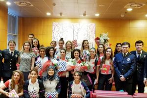 Avrupa Şampiyonu hokeyciler çiçeklerle karşılandı