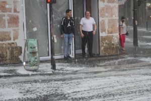 Paris'te dolu yağışı etkili oldu