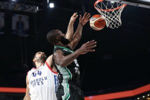 Anadolu Efes seride 1-0 öne geçti