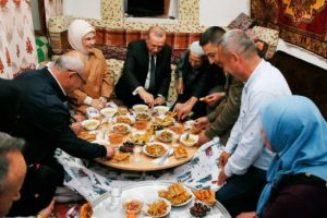 Erdoğan vatandaşın evinde iftar yaptı