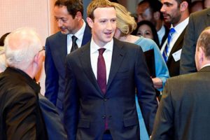 Mark Zuckerberg özür diledi