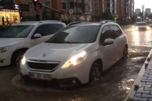 Diyarbakır'da sağanak yağış hayatı olumsuz etkiledi