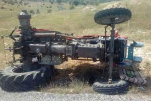 Devrilen traktörün altında kaldı