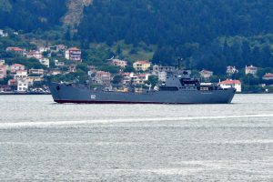 Rus askeri gemisi Çanakkale Boğazı'ndan geçti