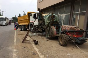 Bursa'da hızını alamayan kamyon elektrik direğini devirdi