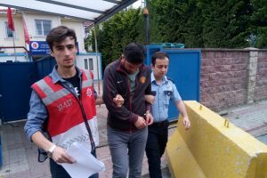 Kadını bacaklarından tutarak aracından atan taksi şoförü adliyede