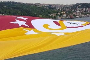 Galatasaray Bayrağı 15 Temmuz Şehitler Köprüsü'ne asıldı