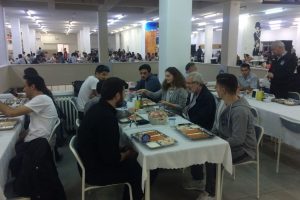 Bursa'da Rektör Ulcay orucunu öğrencilerle açtı