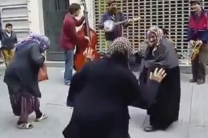 Mendilci teyzeler sosyal medyayı salladı