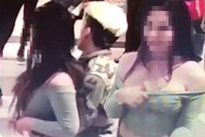 Genç kız kasiyere göğüslerini açtı!