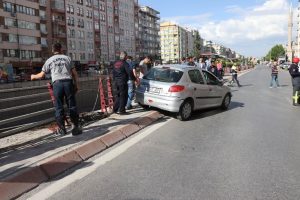Bariyerlere asılı kalan otomobili itfaiye ekipleri kurtardı