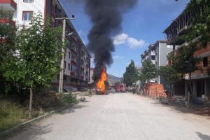 Otomobil alev alev yandı