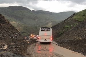 Heyelan Kars-Erzurum karayolunu ulaşıma kapattı