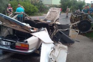 Biçerdöverle çarpışan otomobil bu hale geldi