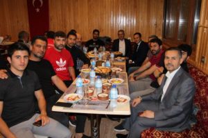Şampiyon güreşçiler iftarda buluştu