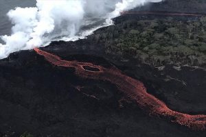 Kilauea Yanardağı'nda oluşan yarıklardan mavi alevler çıktı