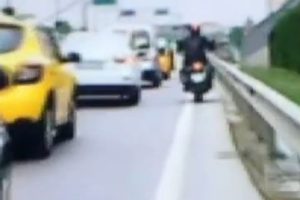 Yolcu taksinin kapısını açtı, motosikletli ölümden döndü