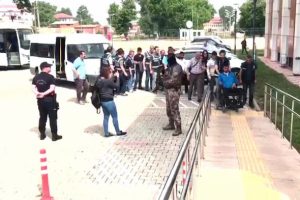 Bursa'da şafak baskınında gözaltına alınan 12 kişi adliyeye sevk edildi