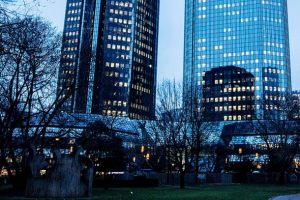 Deutsche Bank 7 binden fazla kişiyi işten çıkaracak