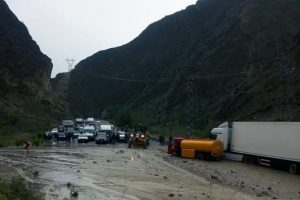 Erzurum'da sel, yolu kapattı