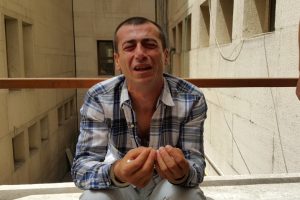 Bursa'da uyuşturucudan 16 yıl hapis aldı, adliye kapısında gözyaşlarına boğuldu