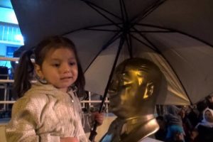 Sağanakta Atatürk büstüne şemsiye tuttu