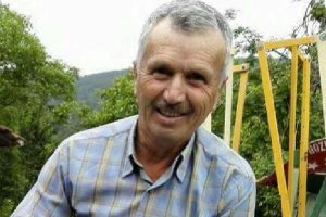 Devrilen traktörün altında kalan sürücü öldü