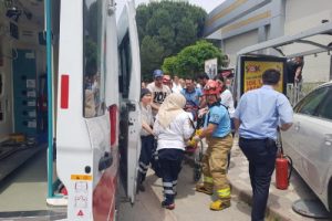 Dolmuş durağında beklerken otomobil çarptı