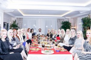 Adnan Oktar'ın iftar sofrası şoke etti!
