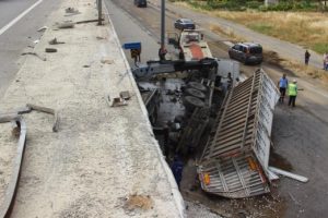 TIR dehşeti! Lastiği patladı, kavşaktan uçtu...