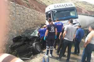 Tır otomobile çarptı: 2 yaralı