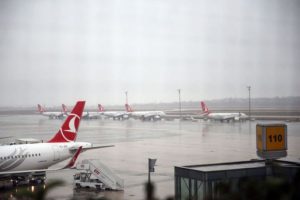 Pilot pistte kuş ölüsü gördü; 3 uçak pas geçti