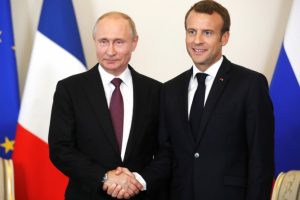 Macron ve Putin bir araya geldi