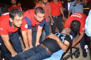 Sulama kanalına düşen kişiyi esnaf kurtardı