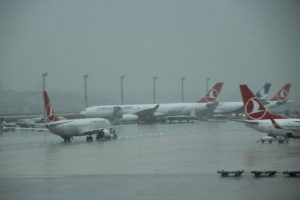 İstanbul'da uçaklar havada tur atıyor
