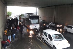 Yağmur yağdı vatandaşlar üst geçit altlarına sığındı