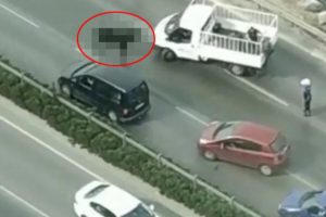 Yolun ortasında gören aracını kenara çekti!