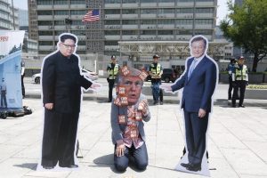 Güney Koreliler Trump'ın kararını protesto etti