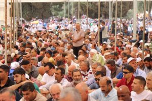 Müslümanlar Mescid-i Aksa'ya akın etti