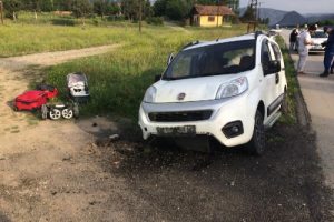 Hafif ticari araç şarampole devrildi: 3 yaralı