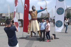 Taksim Meydanı'nda Okçu Heykelleri